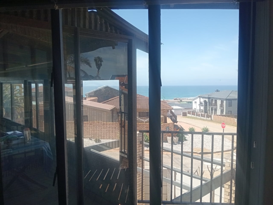 To Let 3 Bedroom Property for Rent in Wavecrest Eastern Cape